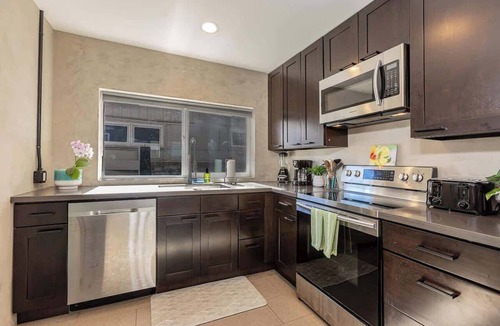 Wailuku Apartment | NEW! Central Maui 2BR | AC | Work-Friendly