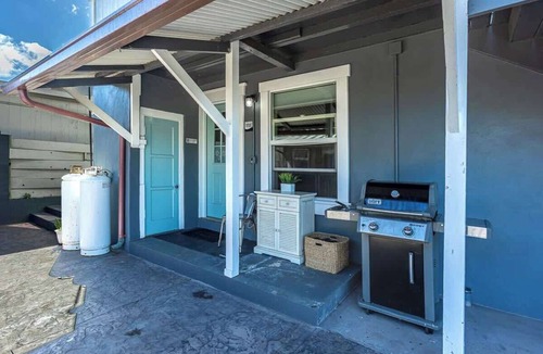 Wailuku Apartment | NEW! Central Maui 2BR | AC | Work-Friendly