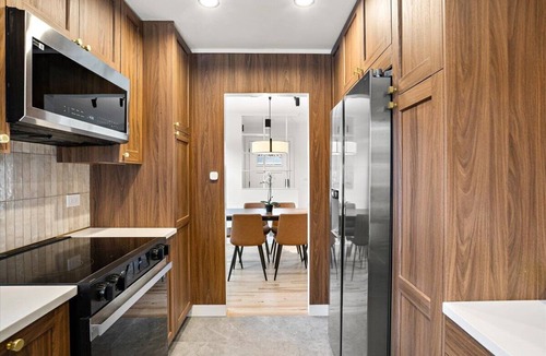 Des Plaines House | New Home 5 min to OHare Airport. Fiber/WiFi Private Yard Private Driveway Grill.