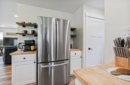 Brewer House | New | Riverside | Fire Pit 3BR 2.5 bath