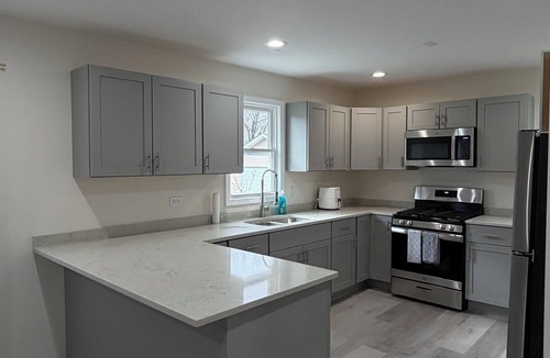 Elgin House | ✨ Newly Remodeled 3BR Home Sleeps 6 Family Friendly