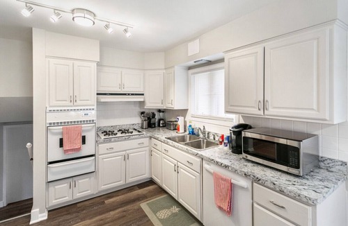 Mundelein House | Newly remodeled 4 bedroom home in DT Libertyville Near Naval Base!
