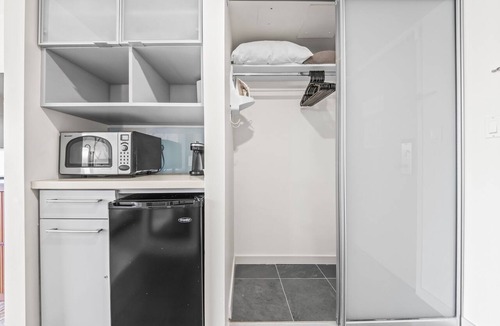 Ala Moana Condo | Newly Renovated Ocean with Queen Bed