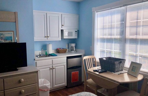 Calabash Apartment | Nice room with mini kitchen in prestigious Brunswick Plantation Golf.