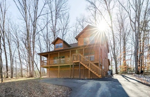 Smoky Mountains Cabin | No Stairs Cabin - Sleeps 10 - Hot Tub + Game Room - Near Pigeon Forge