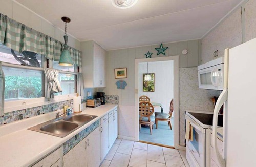 Haleiwa House | North Shore Cottage Two Blocks to Beach & Harbor