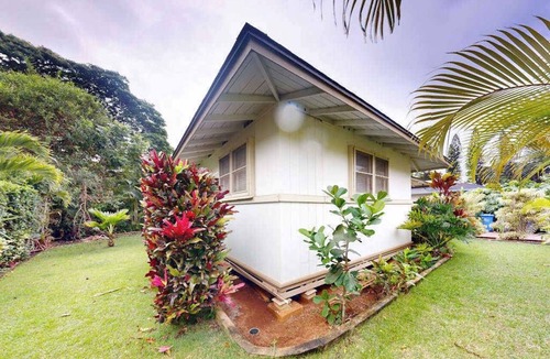 Haleiwa House | North Shore Cottage Two Blocks to Beach & Harbor