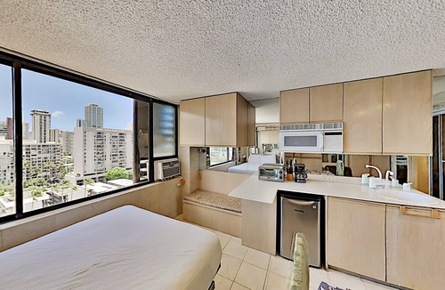 McCully - Moiliili Condo | Nostalgic Waikiki Monarch Studio | Pool + Gym