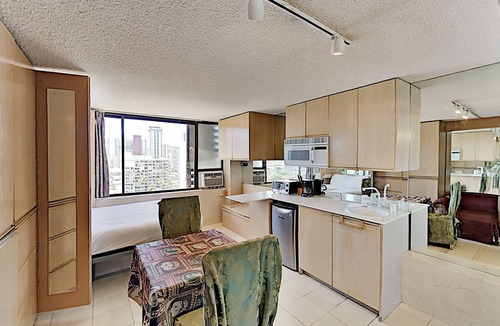 McCully - Moiliili Condo | Nostalgic Waikiki Monarch Studio | Pool + Gym