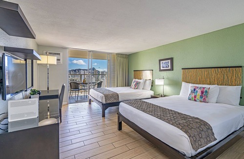 McCully - Moiliili Condo | Ocean-Diamond Head Waikiki Condo at Island Colony Short Walk to the Beach