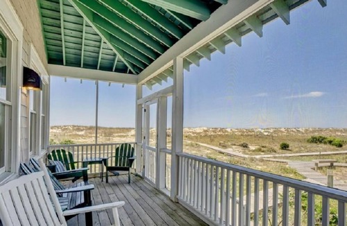 Flora's Bluff House | Ocean Front Pet Friendly Steps to Beach Shoals and BHI Club 2023 Renovation