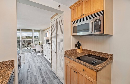 McCully - Moiliili Condo | Ocean & Mountain Views at Island Colony Near Beach by Shops & Restaurants