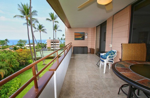 Kahaluu Bay Condo | Ocean View Beach Condo, Top Floor at Magic Sands Beach