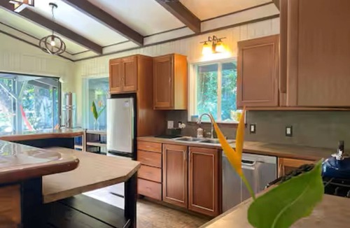 Pahoa House | Ocean View Solar-Powered Jungle Retreat