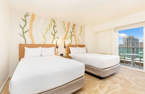 Ala Moana Hotel | Ocean Views + Walkway to Mall-Ala Moana Hotel 2513