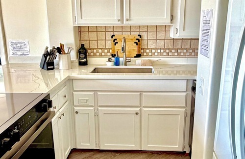 Hilo Condo | Ocean & Wailoa River Views - AC + Pool - 2BD/2BTH