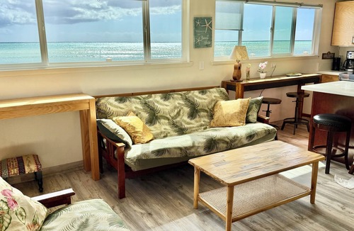 Ewa Cottage | Oceanfront Beach House, AC WiFi OceanView backyard, private access to the beach