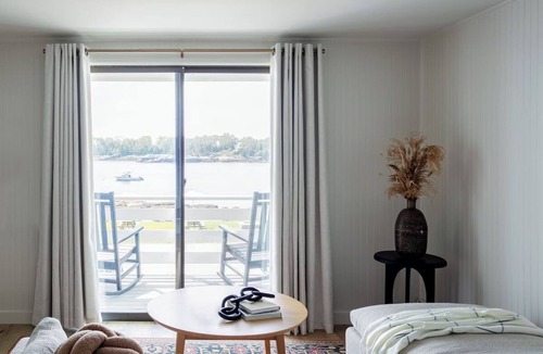 Ocean Point Hotel | Oceanfront Double Queen w/Porch | Bluebird Ocean Point Inn | Dog-Friendly