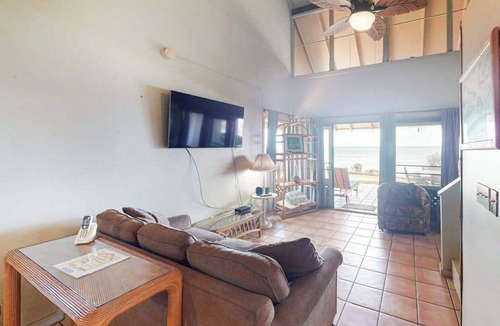 Maunaloa Condo | Oceanfront Molokai Cottage with Ocean View, WiFi & Pool