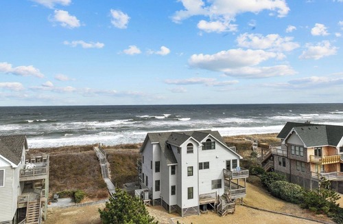 Duck House | 🏖️Oceanfront Sanderling! Hot tub on top deck! Game Room! Pets! Community Pool!
