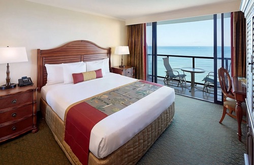 Waikiki Resort | On Beautiful Waikiki Beach! Pool, Spa, 3 On-Site Restaurants, Water Activities