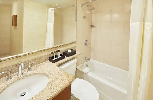 Waikiki Resort | On Beautiful Waikiki Beach! Pool, Spa, 3 On-Site Restaurants, Water Activities