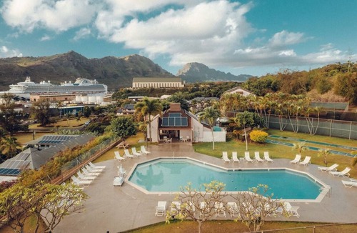 Nawiliwili Apartment | One Room w/Queen Bed | Direct Outdoor Pool Access | Near Wilcox Rd Beaches