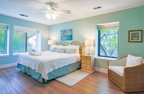 South Beach House | Only a 2 Minute Walk to Salty Dog, Pool, Marina & Beach! Perfect South Beach Vacation Getaway!