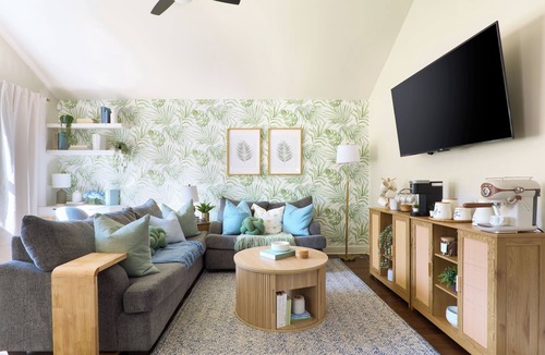 Villa Heights Villa | Palm Blue inspired 2Br Home Near NoDa & Uptown + Quiet Area and Sleeps 4