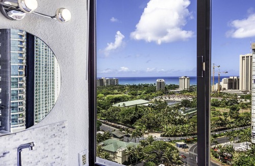 McCully - Moiliili Condo | Panoramic View of Ocean and Waikiki