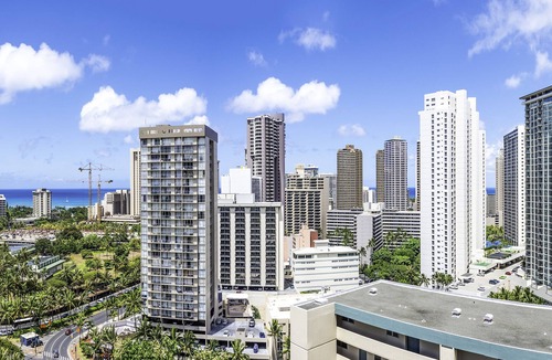 McCully - Moiliili Condo | Panoramic View of Ocean and Waikiki