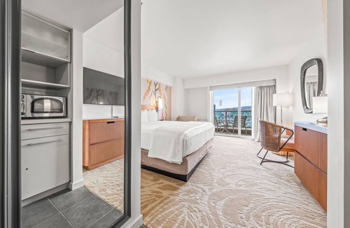Ala Moana Condo | Partial Ocean View Studio w/Balcony