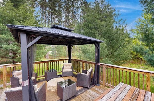 New Lisbon House | Peaceful log cabin with patio, gas grill, fire pit & WIFI