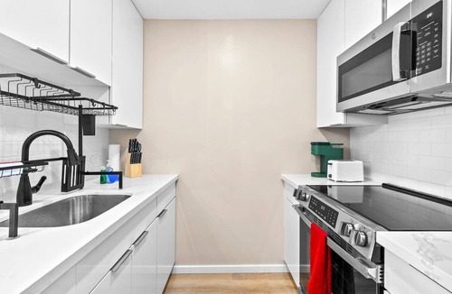 Ala Moana Apartment | Peaceful Modern HNL Getaway
