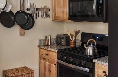 Rainbow Valley Cabin | Peaceful mountain retreat in Divide, Colorado with stunning Pikes Peak views. This 3BR cabin features a private hot tub, wellness casita for yoga or meditation, fully equipped kitchen, cozy living spaces, and easy access to hiking, nature, and quiet