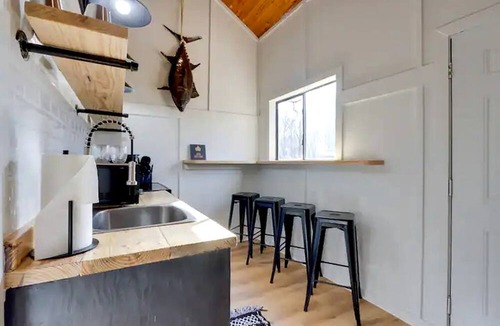 Gentry Cabin | Peaceful Woodland Cabin with Screened Porch & Arcade Near Siloam Springs City Lake, Gentry, AR