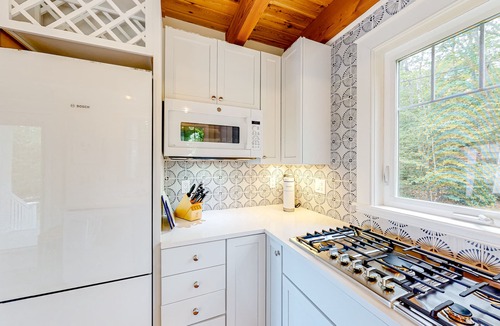 Westport Cottage | Periwinkle Cottage | Sunny cottage in Westport Island overlooking the river