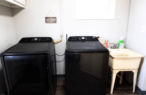 Berea House | Pet-Friendly 3BR | Fenced Yard | Near CLE Airport