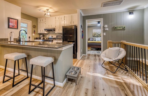 Walnut Mountain Cabin | Pet-Friendly Creekside Cabin w/Hot Tub 2BR/2 Bath