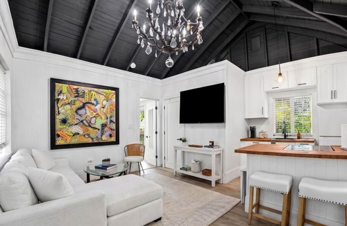 Sailboat Bend Cottage | Pet Friendly- Fenced Yard - Walk to Las Olas - 4 miles to the Beach!