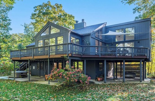 Cape Elizabeth House | Pinewood Perch: Post modern Sleeps 10+ & hot tub