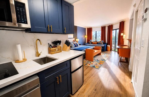 Florida Center Apartment | Prime Studio lake & Pool View 5 min to Universal