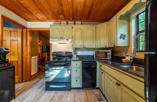 Sevierville House | Private and Secluded Pet friendly cabin in the Smokies! 2bed/2bath