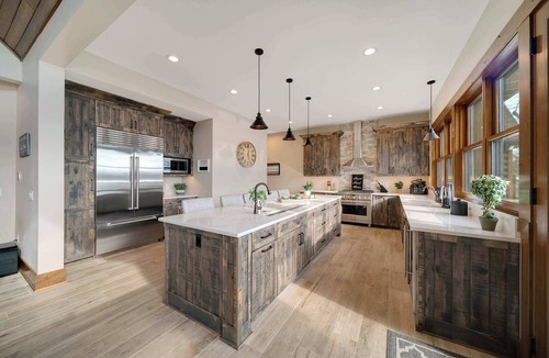 Lake Shangrila House | Private Beachfront - Sleeps 20 - HotTub - Rec Room
