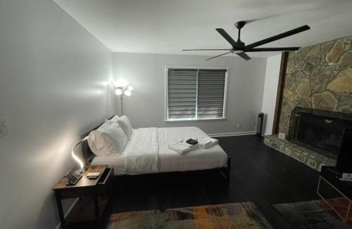 Roswell House | Private Cozy Modern Studio in Roswell