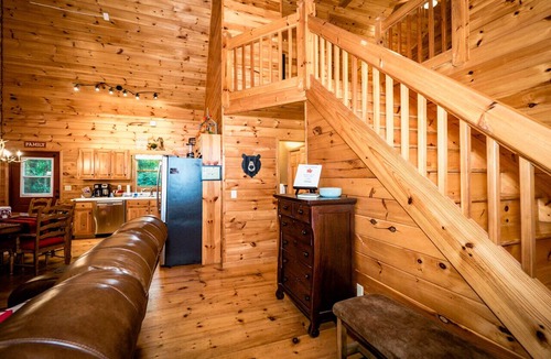 Walnut Mountain Cabin | Private Ellijay Log Cabin, Hot Tub, Fire Pit, Pet Friendly, Mins to Downtown
