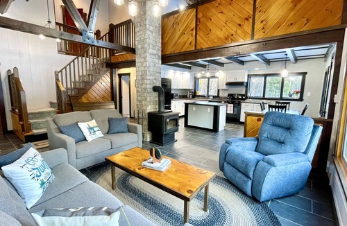 Kents Hill Cabin | Private Lux 14-Acre Lakefront Log Cabin >A/C, Kayaks, Wildlife, Book Summer NOW!
