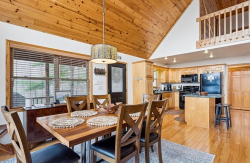 Murphy Cabin | Private Mountain Cabin Retreat 1.5 acres, Amazing Views, Hot Tub, STARLINK Wifi