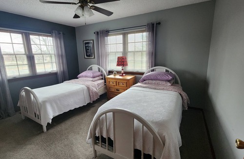Springdale House | Quaint country setting close in! Sits on 5 acres in Elm Springs