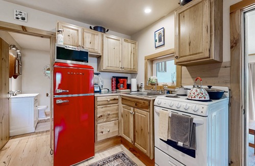 Walpole Apartment | Quaint Maine apartment with water views, well-equipped kitchenette, deck, & AC